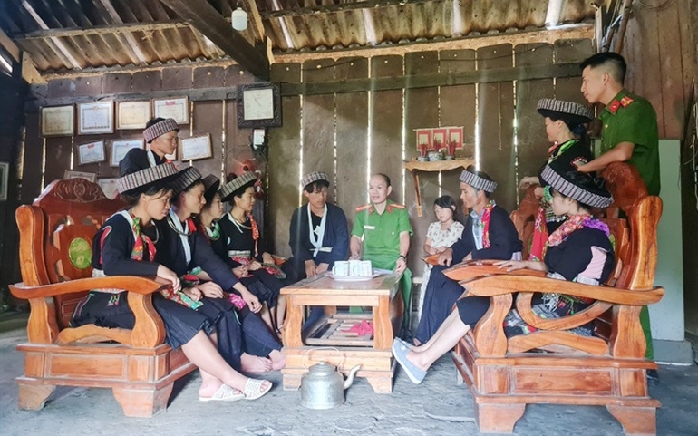 Lực lượng Công an lồng ghép tuyên truyền về bình đẳng giới và phòng, chống tảo hôn ở vùng cao Nậm Xé, huyện Văn Bàn, tỉnh Lào Cai. Ảnh: Thanh Cường