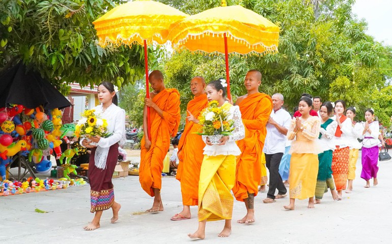 Tết cổ truyền Chôl Chnăm Thmây của người Khmer diễn ra từ ngày 14 đến ngày 16/4 hàng năm