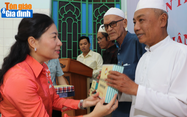 Phó Chủ tịch Ủy ban Mặt trận Tổ quốc Việt Nam TPHCM Phan Kiều Thanh Hương tặng quà cho đại diện Ban Quản trị các Thánh đường, Tiểu Thánh đường, khu vực Hồi giáo tại TPHCM