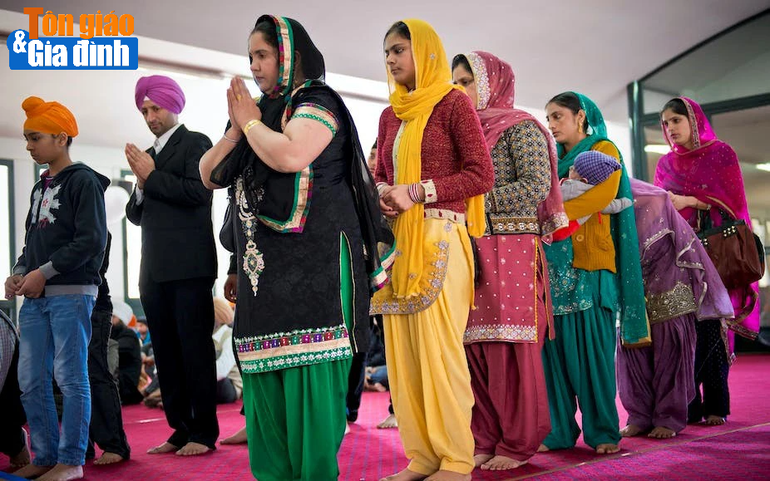 Đàn ông và phụ nữ theo đạo Sikh trong một buổi lễ cầu nguyện trong lễ hội Baisakhi. Ảnh: Getty Images