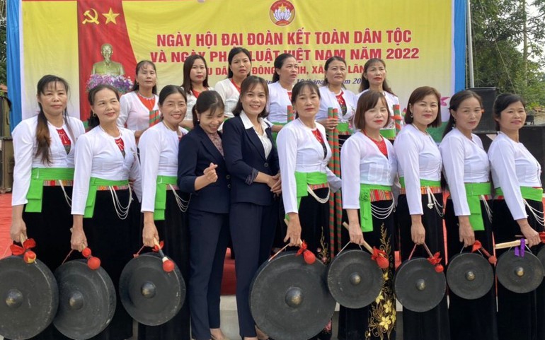 Chị Nguyễn Thị Tuyết (thứ 5 từ trái sang) và CLB văn nghệ khu Đồng Thịnh, Phú Thọ