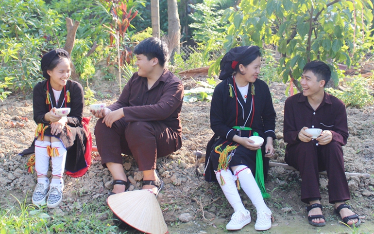 Nhóm tác giả trường THPT Kim Ngọc thực hành một nét văn hóa của người dân tộc Sán Dìu