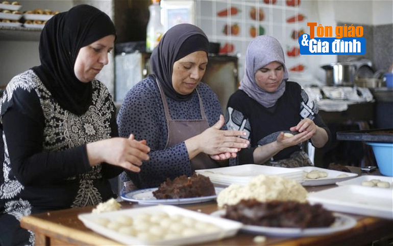 Những người phụ nữ theo đạo Hồi dành thời gian nấu nướng trong tháng Ramadan (Nguồn: sayfty.com)