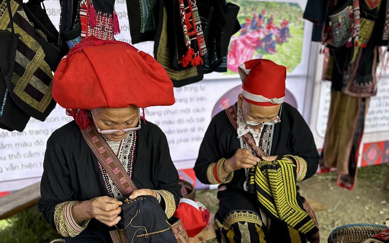 Thêu hoa văn theo quy trình truyền thống của dân tộc Dao đỏ