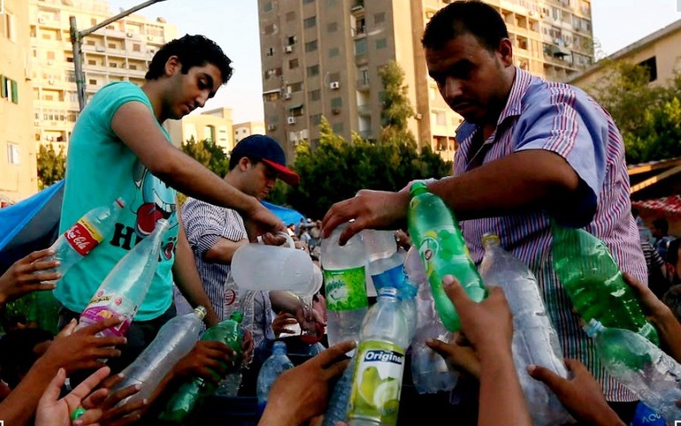 Cộng đồng Hồi giáo đang khuyến khích tái sử dụng các chai nhựa. Ảnh: Marwan Naamani/AFP/Getty Images