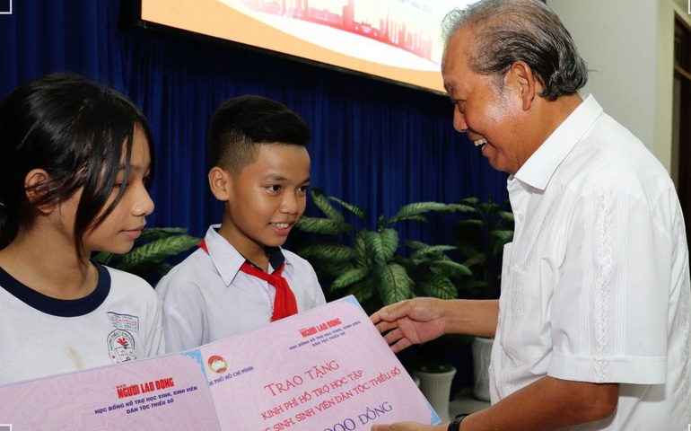 Ông Trương Hòa Bình, nguyên Ủy viên Bộ Chính trị, nguyên Phó Thủ tướng Thường trực Chính phủ, tặng quà cho học sinh tại chương trình. 