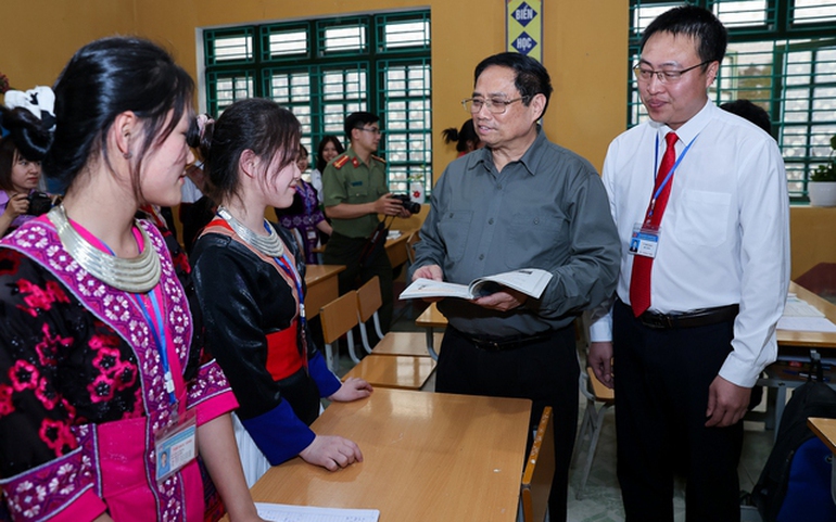 Thủ tướng thăm một lớp học tại Trường Phổ thông Dân tộc Nội trú tỉnh Điện Biên - Ảnh: VGP/Nhật Bắc
