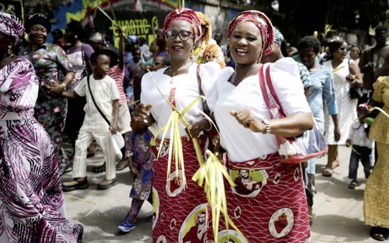 Các tín đồ Công giáo diễu hành để kỷ niệm Chúa Nhật Lễ Lá trên đường phố Lagos (Nigeria) vào Chủ Nhật, ngày 2/4/2023. Buổi lễ đánh dấu sự bắt đầu của Tuần Thánh, và sau đó là Lễ Phục sinh. Ảnh: AP/Sunday Alamba