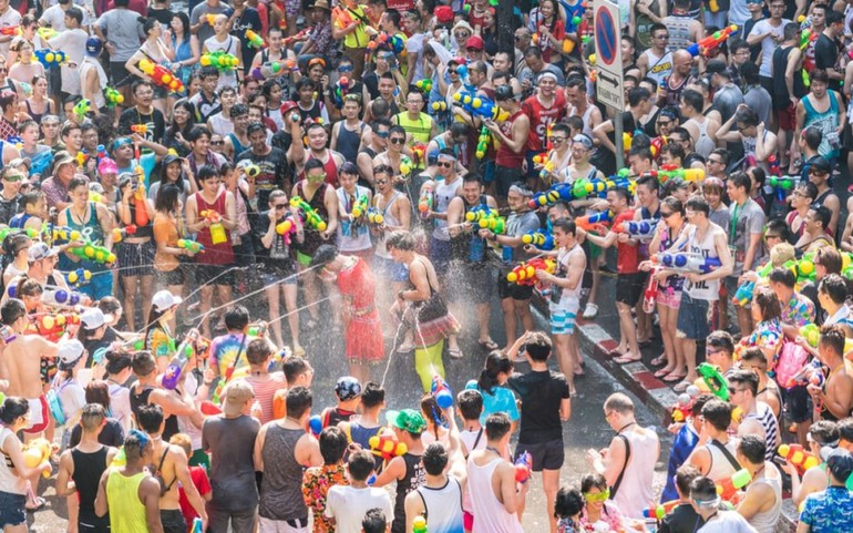 Songkran của Thái Lan đánh dấu năm mới của người Thái. Ngoài các nghi lễ gia đình và Phật giáo, lễ hội té nước thu hút đông đảo công chúng vui chơi. Ảnh: Shutterstock