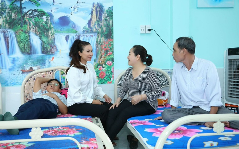 Bác sĩ Lê Thanh Nga (bìa trái), chủ nhân của nhà lưu trú, trao đổi với người bệnh