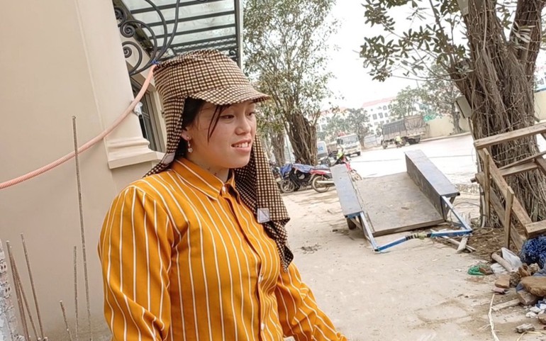 Tranh thủ lúc nông nhàn, chị Giàng Thị Chu từ Hà Giang xuống xã Nghĩa Trụ, huyện Văn Giang, tỉnh Hưng Yên, làm thuê tại công trường xây dựng