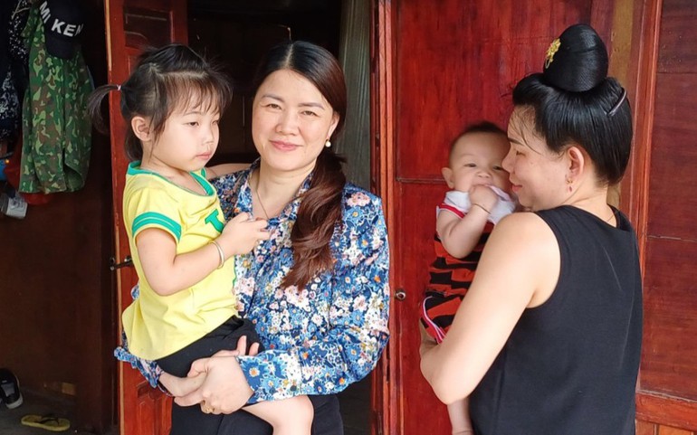 Bà Lê Xuân Hồng (trái), Phó Giám đốc phụ trách Quỹ bảo trợ trẻ em tỉnh Điện Biên, thăm hỏi các cháu