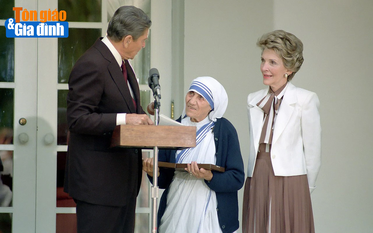 Mẹ Teresa nhận Huân chương Tự do của Tổng thống Mỹ tại Nhà Trắng vào năm 1985