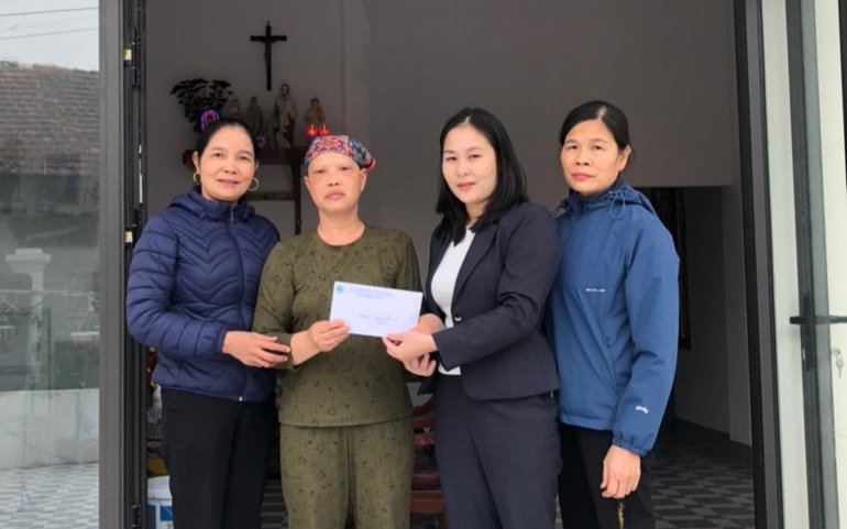 Chi hội tặng quà gia đình chị Nguyễn Thị Oanh (thứ 2 từ trái sang)