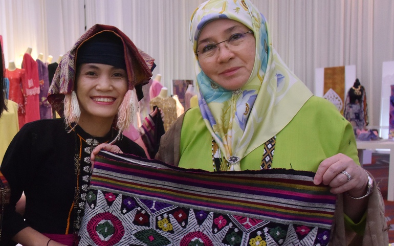 Sầm Thi Tình (trái) tặng tấm vải đẹp nhất cho Hoàng hậu Malaysia