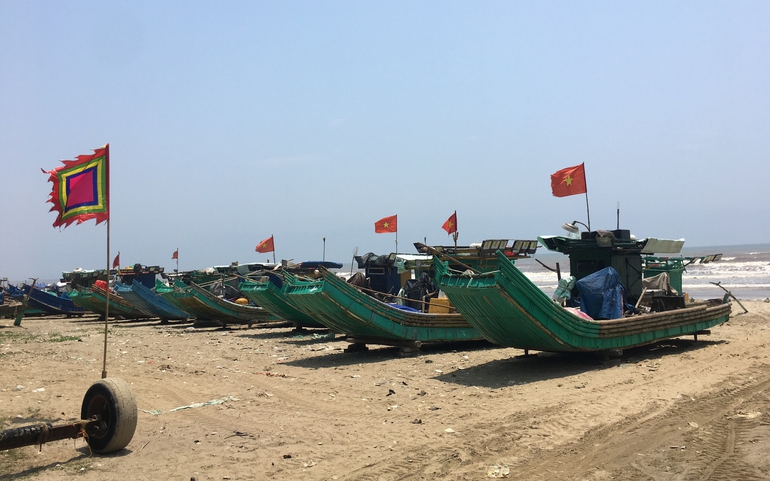 Những chiếc thuyền của làng chài Hà Đông giương cờ trong Lễ hội