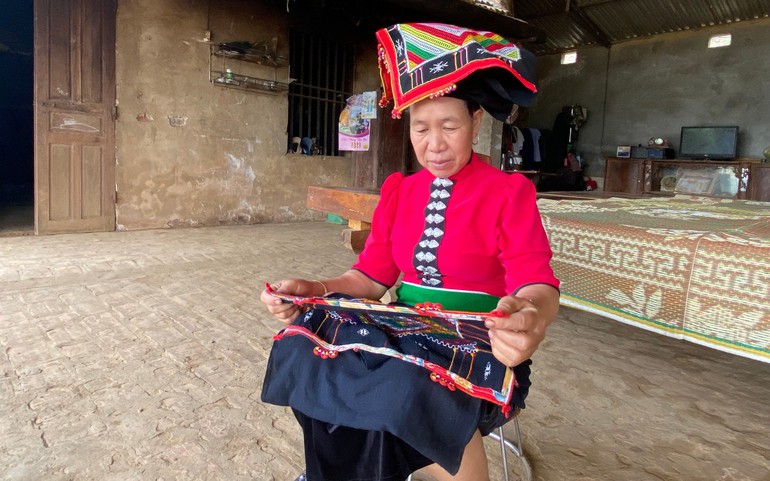 Bà Vi Thị Thúy làm chiếc khăn đội đầu với nhiều họa tiết đặc sắc của người Xinh Mun.