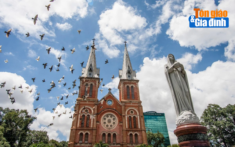 Tượng "Đức Mẹ Hòa Bình" (Regina Pacis) trước Nhà thờ Đức Bà Sài Gòn. Ảnh: VNE