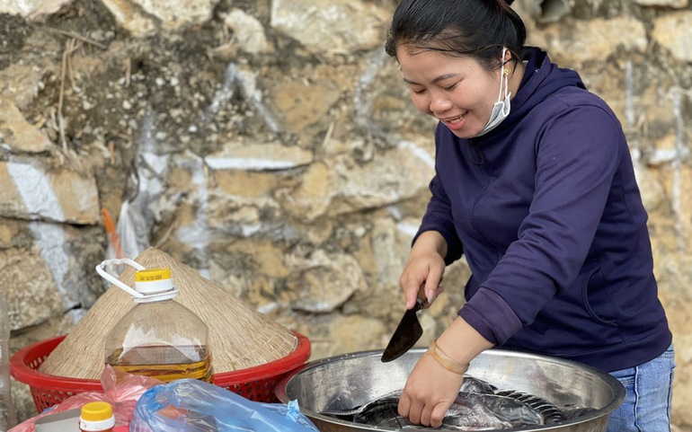 Chị Hà Thị Thắm đang chuẩn bị ướp cá nướng