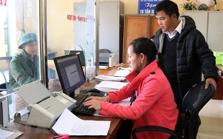 Cán bộ và người dân tại trụ sở UBND xã Chế Tạo, huyện Mù Cang Chải (Yên Bái). Ảnh minh họa: Việt Dũng/TTXVN
