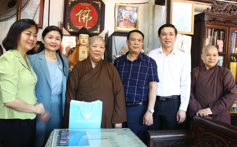 Ủy viên dự khuyết TƯ Đảng, Phó Chủ tịch Hội LHPN Việt Nam Tôn Ngọc Hạnh (thứ 2 từ trái qua) thăm, chúc mừng Ni trưởng Thích Đàm Tùy và các chức sắc, Phật tử chùa Dâu nhân dịp Đại lễ Phật đản.
