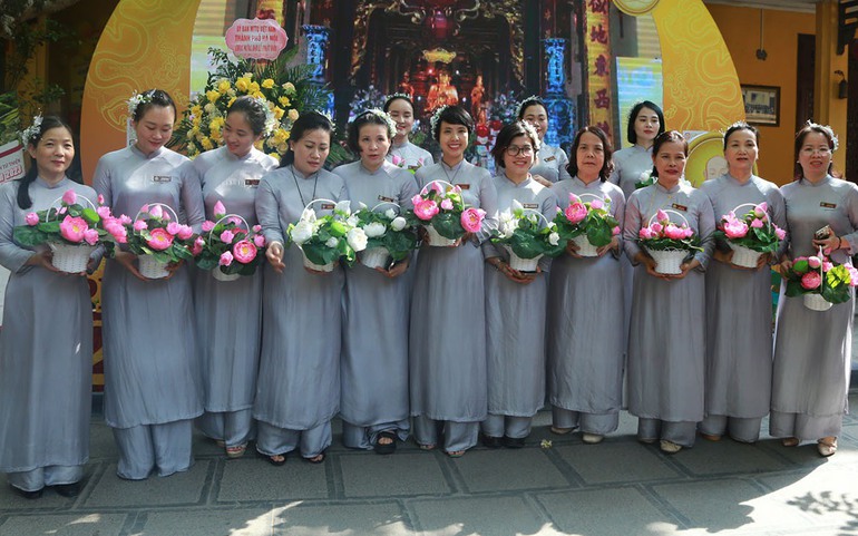 Nhóm chị em tham gia ban lễ tân để chào đón Phật tử về tham dự Đại lễ Phật đản 2023