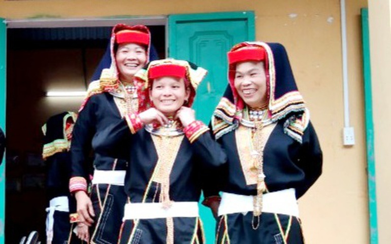 Các thành viên của CLB giữ gìn bản sắc trang phục dân tộc Dao Lô Gang, xóm Khe Rịa, xã Vũ Chấn, huyện Võ Nhai, tỉnh Thái Nguyên