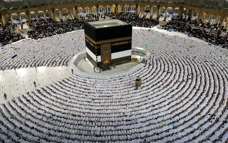 Các tín đồ Hồi giáo cầu nguyện quanh Kaaba ở thành phố thánh địa Mecca của Ả Rập Saudi vào năm 2022.