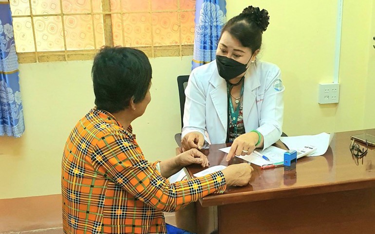 Bác sĩ Phạm Thị Ngọc Dung thăm khám bệnh cho người dân