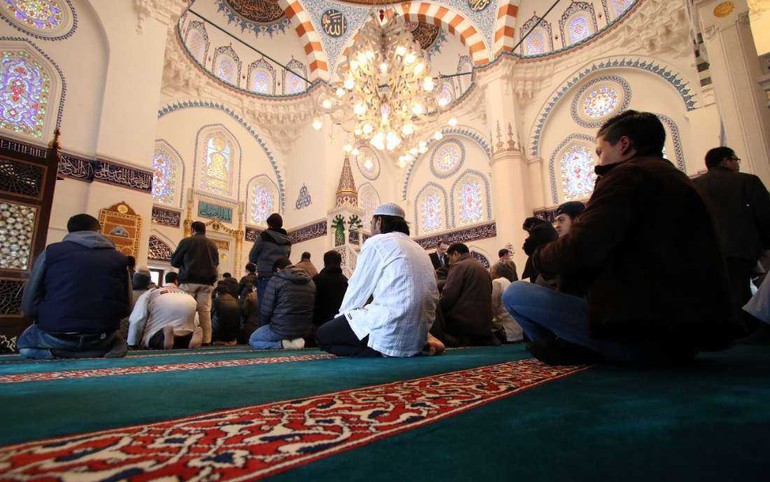 Tín đồ Hồi giáo ở Nhật Bản tập trung tại nhà thờ Hồi giáo lớn nhất Nhật Bản, Nhà thờ Tokyo Camii, trong một buổi lễ cầu nguyện thứ Sáu. Ảnh: AFP
