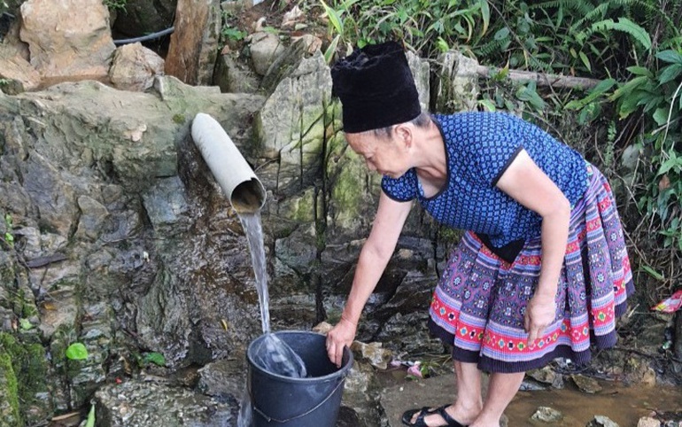 Tại Pà Cò, người dân phải lấy nước ăn từ các mó nước hay các khe và dùng rất tiết kiệm.