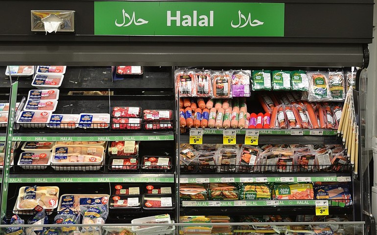 Khu bán thịt Halal tại một cửa hàng tạp hóa ở thành phố Richmond Hill, Ontario, Canada.