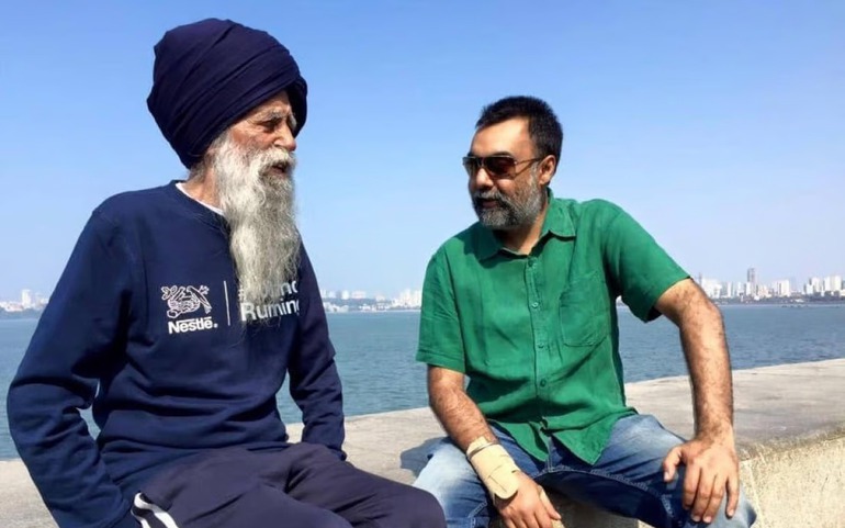 Tác giả Ấn Độ Khushwant Singh (phải) cùng vận động viên marathon Fauja Singh