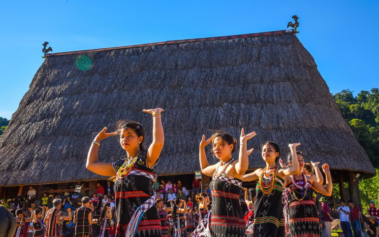 Vũ điệu dâng trời trước mái nhà làng truyền thống Cơ Tu