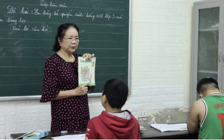 Bà giáo Phạm Thị Huyền trong một buổi đứng lớp. Ảnh: NVCC