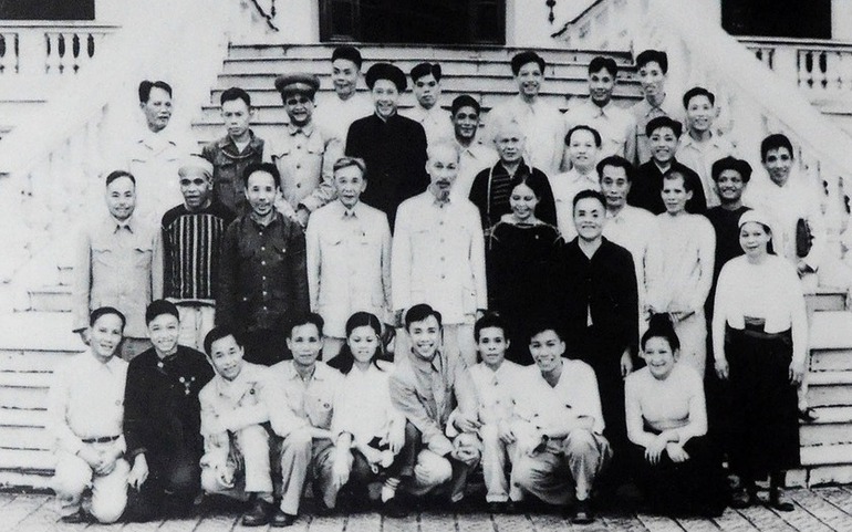 Bác Hồ chụp ảnh lưu niệm cùng các đại biểu dân tộc thiểu số. Nhà giáo Nay Der đứng phía sau, sát bên tay trái Bác Hồ. Ảnh: Bảo tàng tỉnh Gia Lai