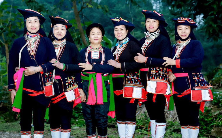 Phụ nữ dân tộc Dao Yên Bái phát triển bản sắc văn hóa dân tộc thông qua việc giữ gìn tiếng nói, chữ viết và trang phục truyền thống