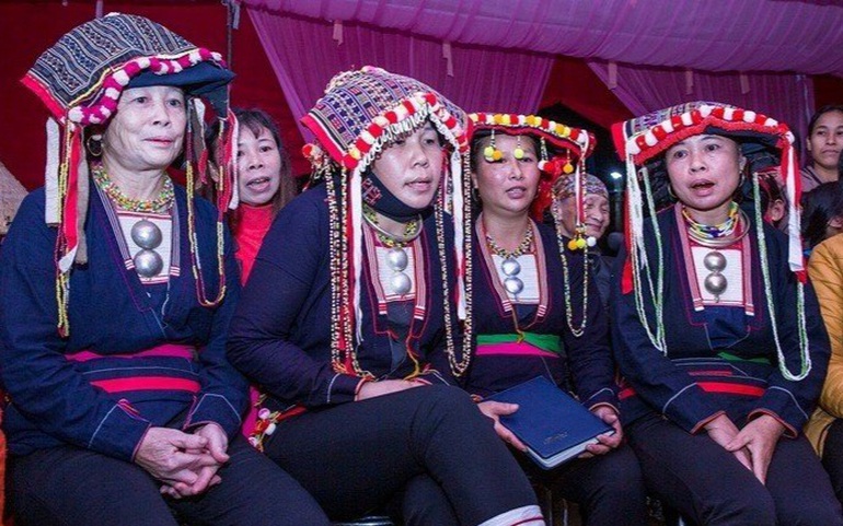 Phụ nữ Dao quần chẹt ở Yên Lập hát các bài hát tưởng nhớ tổ tiên