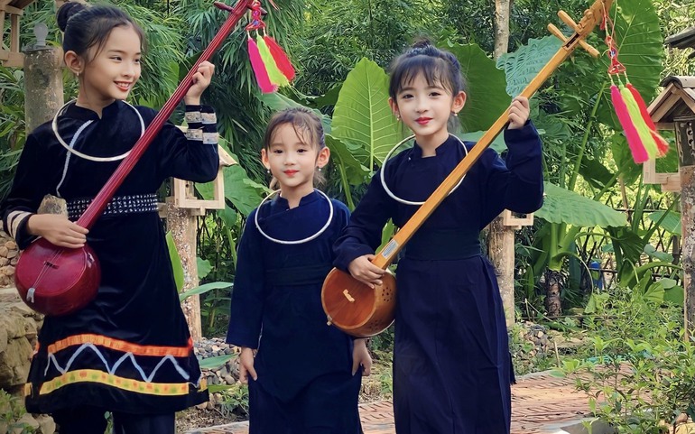 Các em thiếu nhi tham gia CLB Dân ca hát Then, đàn Tính tại xã Yên Ninh, huyện Phú Lương, tỉnh Thái Nguyên 