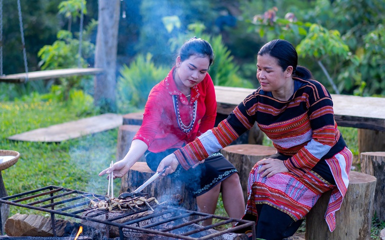 Chị Phạm Thị Kênh (phải) chuẩn bị các món đặc sản địa phương để phục vụ du khách.