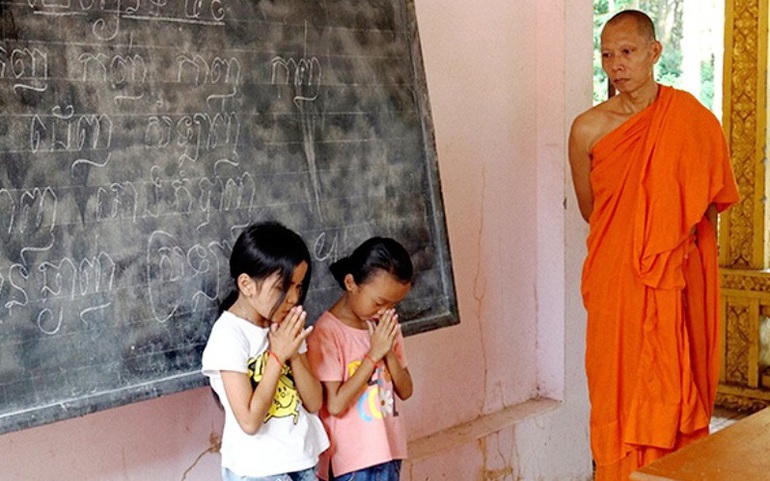 Một lớp học dành cho trẻ em tại chùa Âng. Ngoài học chữ các em còn được học lễ nghĩa, đạo lý trong kinh kệ Phật giáo…
