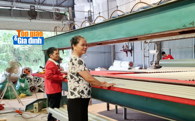 Cơ sở sản xuất của chị Hùy đã và đang tạo việc làm cho hàng chục lao động với thu nhập từ 8 đến 12 triệu đồng/tháng