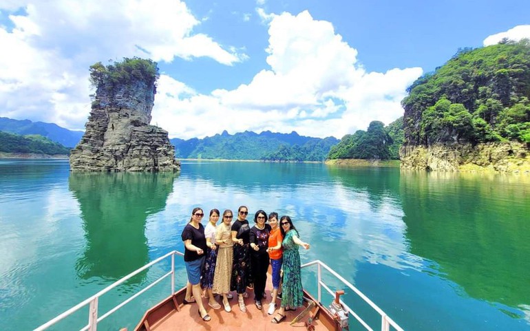 Hòn Cọc Vài trên hồ thủy điện Na Hang (huyện Lâm Bình, Tuyên Quang)