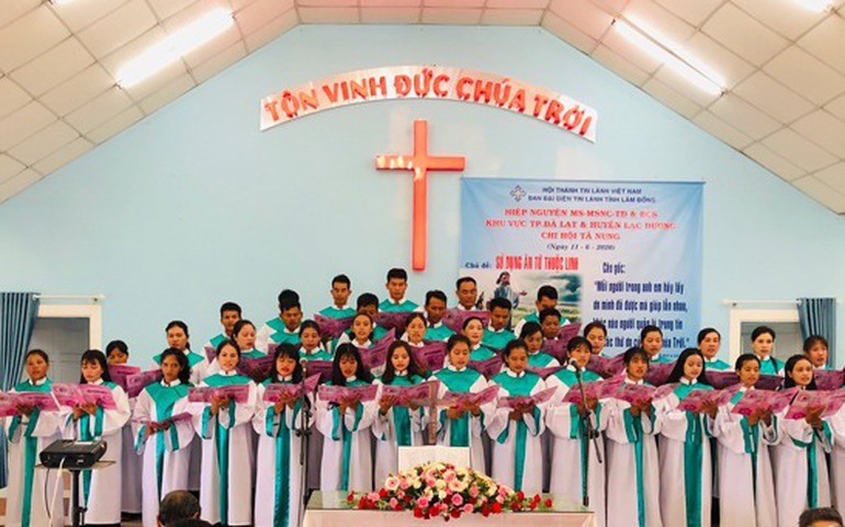 Ban hát tôn vinh Chúa tại một nhà thờ Tin lành ở tỉnh Lâm Đồng