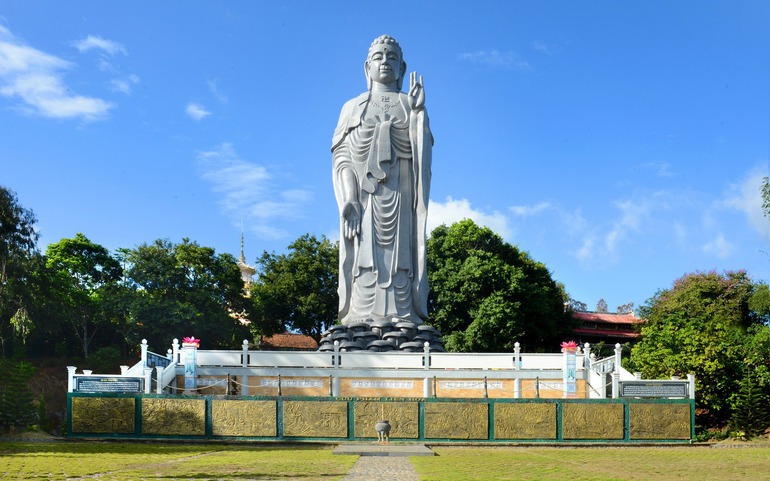 Tượng đức Phật A Di Đà tại Vĩnh Minh tự viện