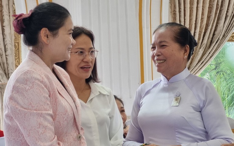Phó Chủ tịch thường trực Hội LHPN Việt Nam Đỗ Thị Thu Thảo (bìa trái) trò chuyện với đại biểu bên lề Diễn đàn.