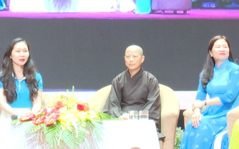 Bà Trần Thị Hà (bìa trái), bà Nguyễn Thị Ngọc Linh (bìa phải) giao lưu tại Diễn đàn "Chia sẻ, vận động nhân rộng các sáng kiến và giải pháp thông tin tuyên tuyền, vận động phát triển hội viên tại vùng tôn giáo"