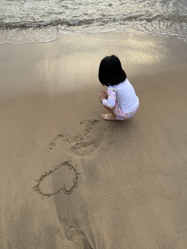 Gặp lại cô bé bị cha ruột giấu đi- Ảnh 1.