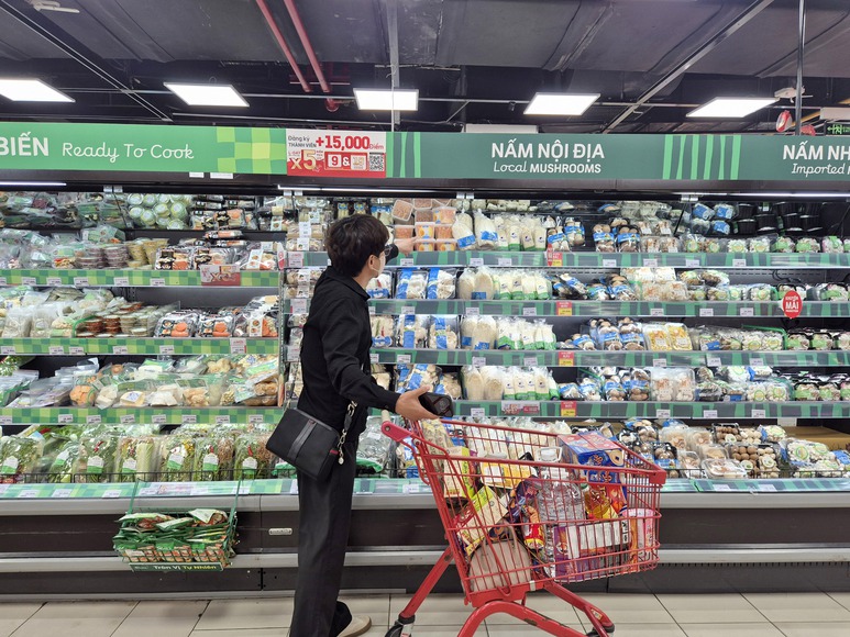Sinh nhật LOTTE MART: Khách hàng tranh thủ mua sắm siêu tiết kiệm và thử vận may trúng ô tô- Ảnh 4.