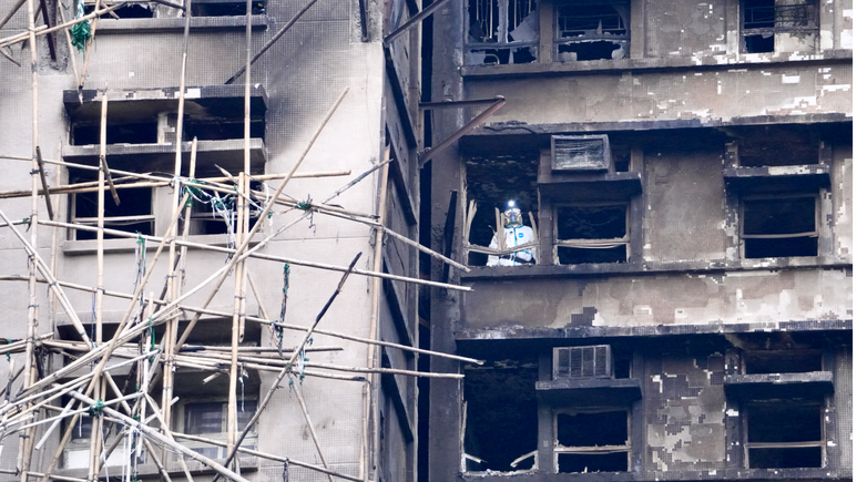 Vụ cháy chung cư tại Hồng Kông: Còn 3 khối nhà hư hại nặng nề chưa được tìm kiếm- Ảnh 1.